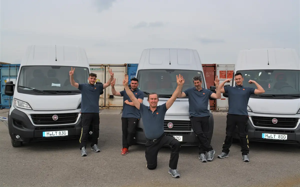 Das Team des Lastentaxi München vor den Transportern