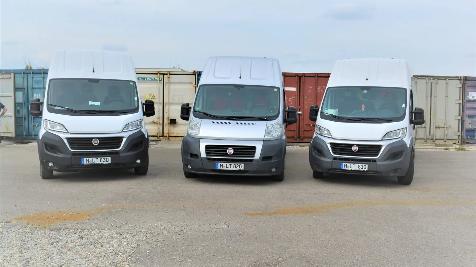 Drei weiße Fiat-Ducato-Transporter des Lastentaxi München nebeneinander